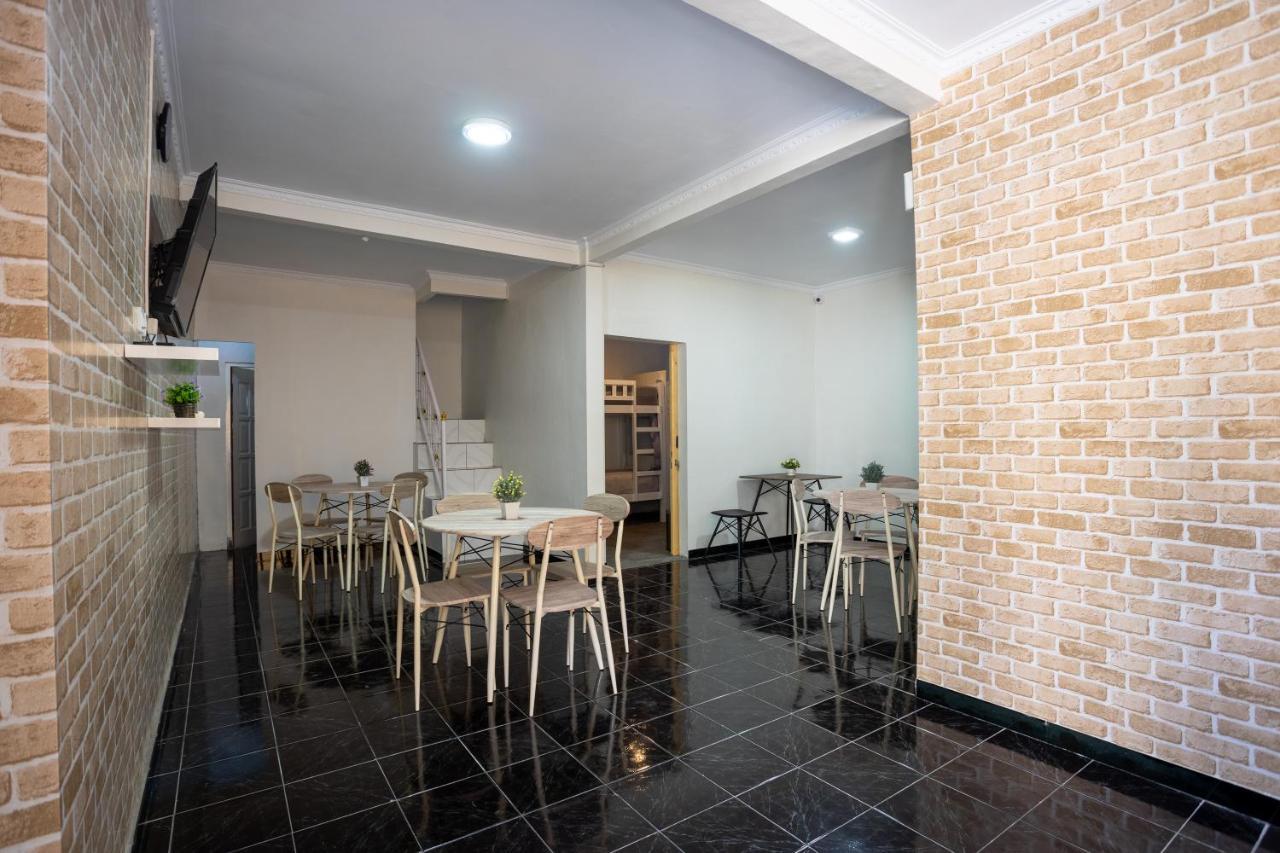 Ndalem Kampoeng Budget Stay Джокьякарта Экстерьер фото