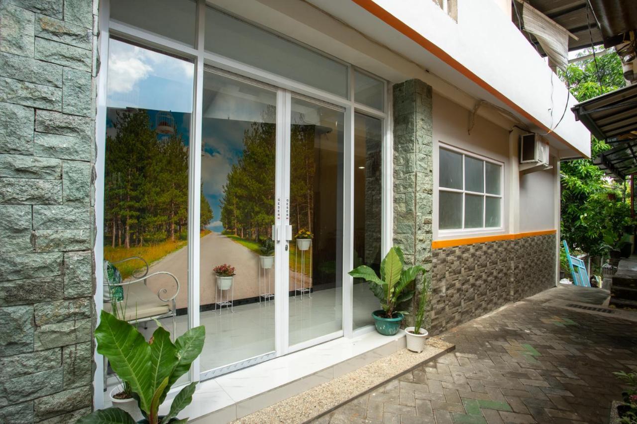 Ndalem Kampoeng Budget Stay Джокьякарта Экстерьер фото